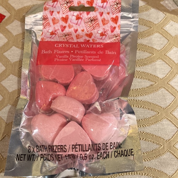 Glass jar with heart shaped ceramic lid filled with bath bomb and 8 bath fizzers - Picture 8 of 9